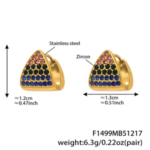 Dettaglio degli orecchini a triangolo placcati in oro 18k con zirconi colorati