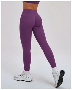 Détail du legging de yoga violet à taille haute montrant l'effet galbant fessier unique