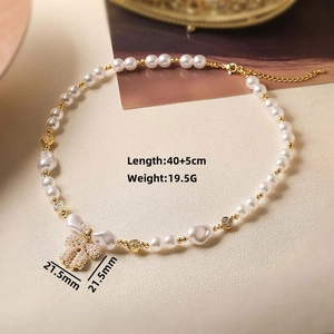Detail view of pearl necklace with dimensions 40+5cm length and 19.5g weight info