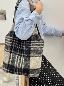Large capacity black and white plaid plush tote bag for women stylish winter shoulder bag