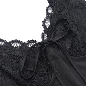 Détail de la dentelle noire et du cordon de serrage sur la robe moulante dos nu sexy