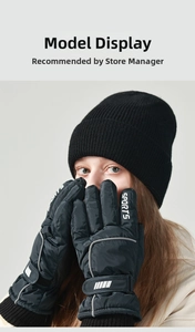 Detail von winddichten schwarzen Winterhandschuhen mit SPORTS-Print und Klettverschluss