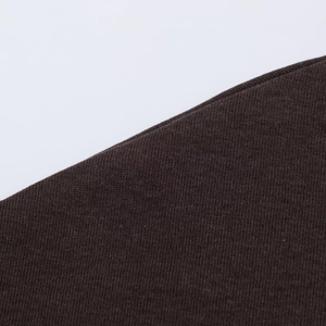 Vue macro de la texture du tissu en maille marron haute densité pour robe à col montant