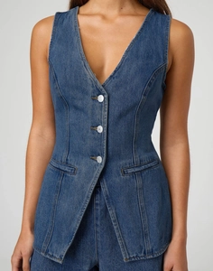 Vue détaillée du gilet en denim bleu foncé avec col en V, boutons et coupe ajustée cintrée