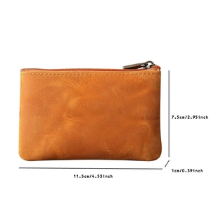 Vue détaillée du porte-monnaie en cuir marron avec dimensions 11,5cm par 7,5cm
