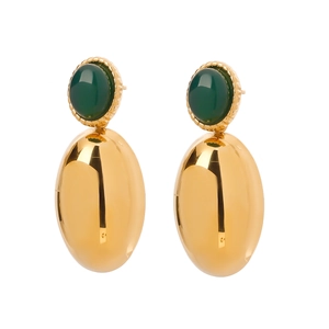 Détail de boucles d'oreilles dorées avec pierres d'agate vert foncé sur fond blanc