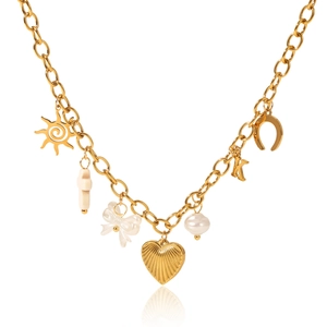 Détail du collier à breloques dorées avec pendentifs soleil, croix, coeur et perle