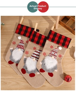 Lot de trois chaussettes de Noël en toile de jute avec gnomes et revers à carreaux