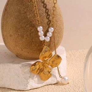 Retro 18K gold plated stainless steel flower pendant necklace with white imitation pearls