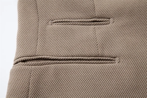 Macro texture de tissu tricoté kaki et coutures de haute qualité sur un blazer cintré