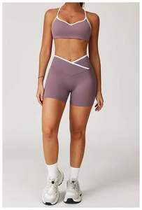 Λεπτομέρεια σετ γιόγκα με σορτς με χιαστί μέση και λευκό περίγραμμα σε αντίθεση