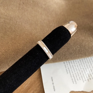 Détail d'une bague fleur plaquée or 14K avec nacre et pavé de zircons étincelants