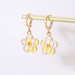18K gold plated irregular flower earrings with yellow and white checkerboard pattern