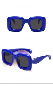 Lunettes de soleil enfant carrées bleues avec verres gris en vue de face et profil