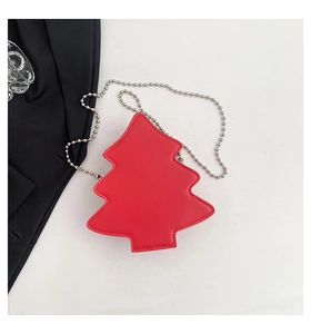 Gros plan d'un sac festif en forme de sapin de Noël rouge avec une chaîne argentée