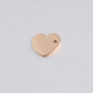 Macro-opname van roségouden hart hanger met spiegelglans en voorgeboord klein gat