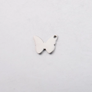 Detailweergave van de gepolijste roestvrijstalen vlinderhanger voor DIY sieraden maken