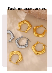 Gros plan de boucles d'oreilles en U avec texture bambou en acier doré et argenté