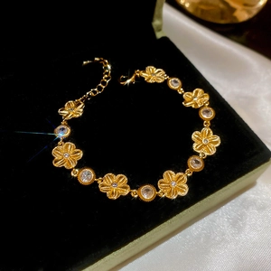 Détail d'un bracelet fleur doré avec zircons étincelants sur velours noir