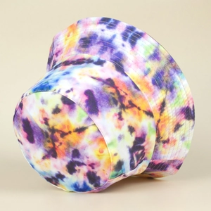 Dettaglio di un cappello da pescatore reversibile con stampe graffiti tie-dye colorate