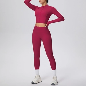 Détail du legging de yoga à taille haute et haut zippé à manches longues rose foncé