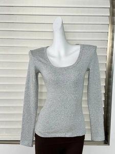Dettaglio della trama in maglia grigia con scollo a U e design a maniche lunghe slim