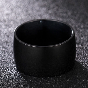 Makroaufnahme von 12mm breitem schwarzem Edelstahlring mit polierter Oberfläche