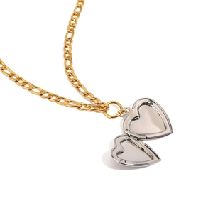 Zweifarbige Herzhalskette aus Edelstahl mit goldener Figaro-Kette auf weißem Hintergrund
