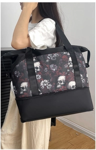 Modella che porta una borsa da fitness con stampa di teschi e fiori di grandi dimensioni.