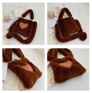 Dettaglio di una borsa a cuore in peluche marrone con pelliccia sintetica e tracolla