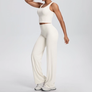 Vista laterale del set yoga beige due pezzi con top racerback e pantaloni a gamba larga
