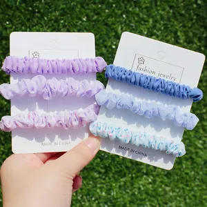 Six chouchous élastiques aux couleurs bonbons violettes et bleues sur cartes d'affichage