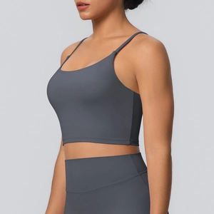 Détail des bretelles fines et de l'ourlet large du soutien-gorge de sport gris foncé