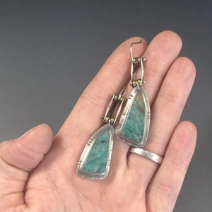 Modieuze geometrische lange druppeloorbellen in antiek zilver met groene steeninlays
