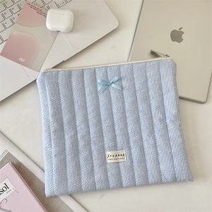 Housse iPad matelassée rayée bleu clair avec nœud et accessoires de papeterie