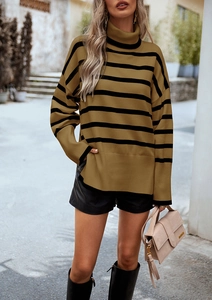 Detail eines Rollkragenpullovers in Camel und Schwarz mit Rippbündchen am Saum