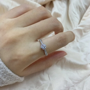 Classic 6-prong S925 sterling silver ring with a round carbon diamond on woman's hand