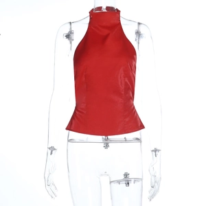 Vue détaillée du top dos nu en satin rouge brillant avec une coupe ajustée et élégante