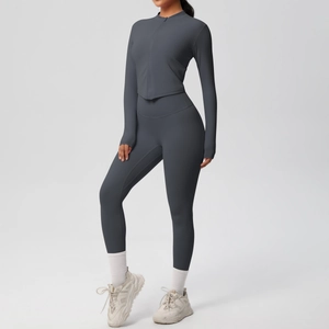 Détail de l'ensemble de yoga gris anthracite avec passe-pouces et texture de tissu sans couture
