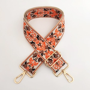 Dettaglio tracolla etnica jacquard con ricamo arancione e ganci in metallo dorato