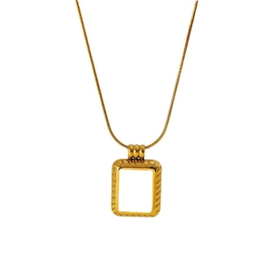 Collier doré avec un pendentif rectangulaire sur une fine chaîne en métal
