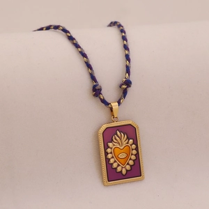 Collier en corde tressée avec pendentif tarot cœur en émail violet et motif œil