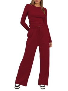 Détail du pantalon large taille haute rouge foncé avec cordon de serrage et plis latéraux
