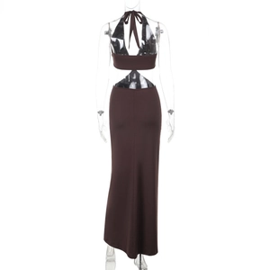 Vue arrière d'un ensemble marron deux pièces avec crop top dos nu et jupe longue
