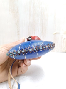 Porte-monnaie coccinelle en cuir bleu avec couture croisée faite main et pendentif