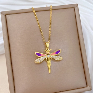 Détail du collier libellule avec émail violet et strass brillants dans un coffret