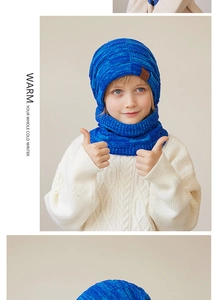 Detail van blauwe gebreide muts en sjaal set voor kinderen met zachte warme textuur