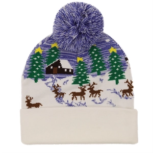 Detail der Weihnachtsstrickmütze mit blauem Schneemuster und weichem Bommel oben