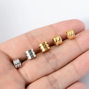 Distanziatori in acciaio inossidabile oro e argento per gioielli DIY tenuti in mano