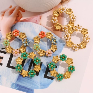 Detailansicht der 18K vergoldeten Blumen-Ohrringe mit bunten Perlen im Retro-Stil
